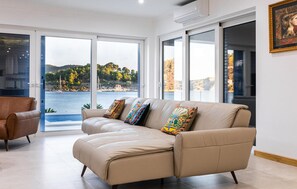 TV, lareira, aparelho de som