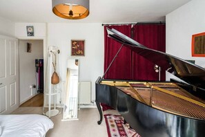 2 bedrooms, iron/ironing board, WiFi, bed sheets - 2BD Stylish Home w/t Grand Piano Central London (Greater London)