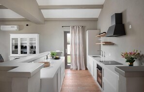 Fridge, microwave, oven, stovetop - 4 bedroom cozy home in Sv. Lovrec (Sv. Lovrec)