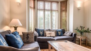 A cozy living room with a sofa set, a wooden coffee table, and a lamp. - 6 The Terrace, Walberswick (Walberswick)