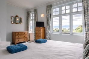 4 bedrooms, iron/ironing board, WiFi, bed sheets - 6 The Terrace, Walberswick (Walberswick)