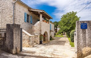 Property grounds - Awesome home in Mala Traba (Mala Traba)