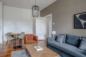 TV, stereo - Chic Friedrichshain 1BR, by Blueground (Berlin)