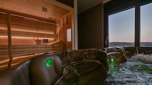 Un sauna avec des bancs en bois et une grande fenêtre.