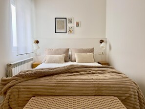 1 habitación, tabla de planchar con plancha, internet y ropa de cama 