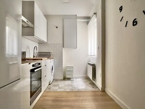 Køleskab, mikrobølgeovn, ovn, kaffe-/temaskine