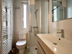 Badewanne, Haartrockner, Handtücher