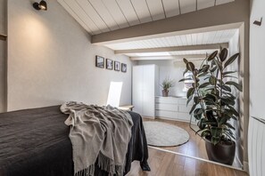 2 bedrooms, iron/ironing board, bed sheets