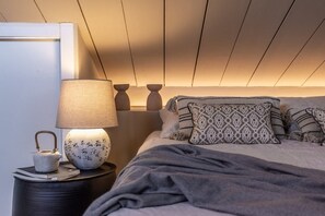 2 عدّة غرف نوم ومكواة/لوح كي وملاءات أسرّة