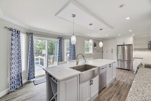 Interior - Private Pool, Hot Tub, Game Rm, Fire Pit, & Luxury 5 bedrms in gated community! (Albrightsville)