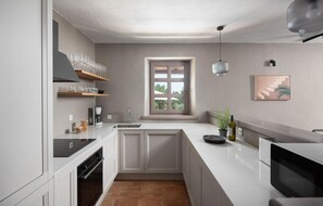 Kjøleskap, ovn, kokeplater og oppvaskmaskin