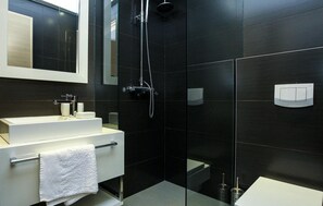 Shower, hair dryer - Awesome home in Petrcane (Petrcane)