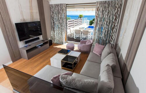 Awesome home in Petrcane