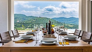 Una mesa de comedor para seis personas con vistas panorámicas a la montaña.