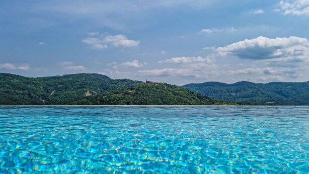 Vista despejada de una piscina con un paisaje montañoso al fondo.