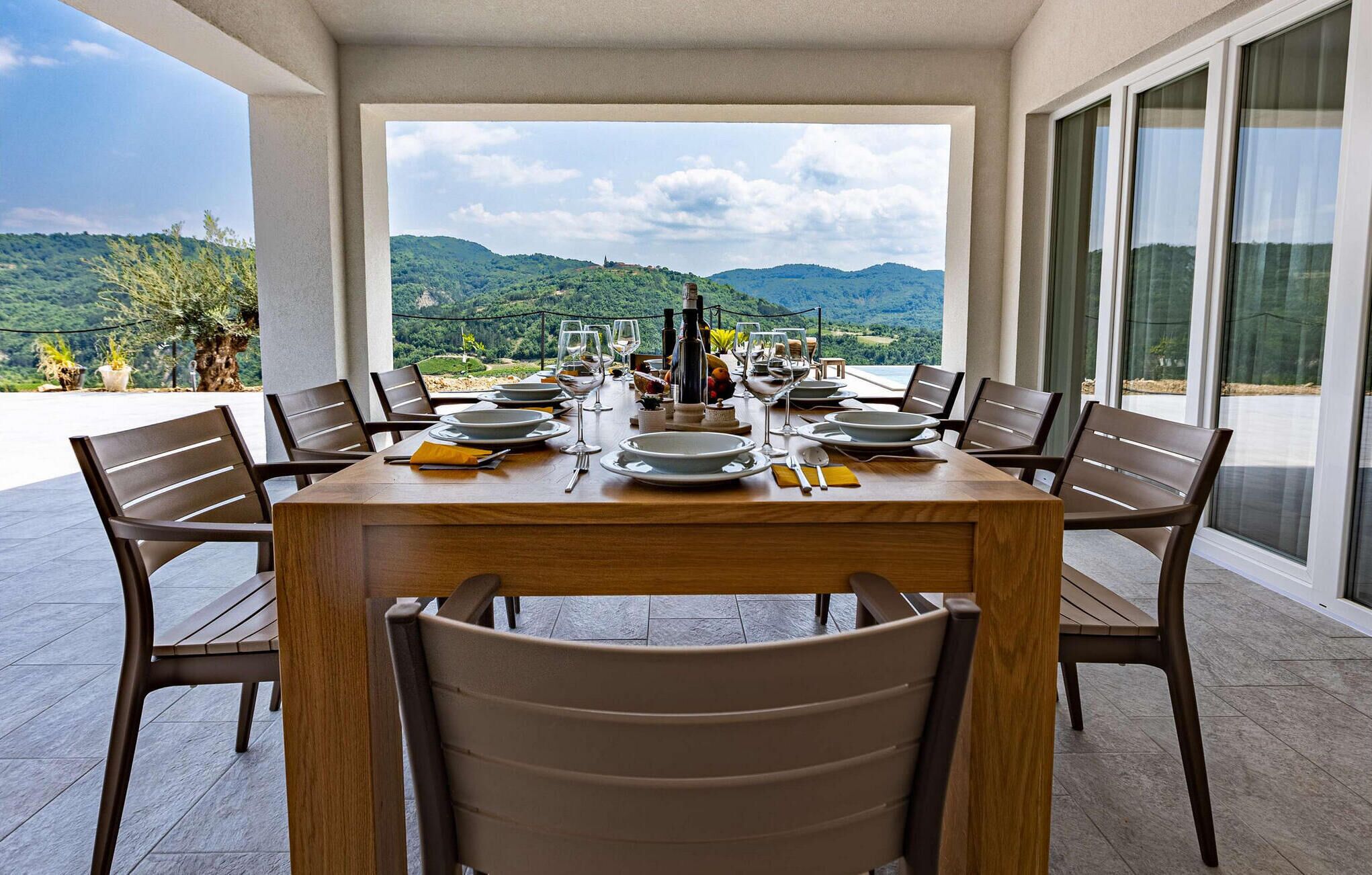 Mesa de comedor para seis personas con vistas panorámicas a la montaña.