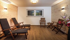A room with wooden flooring, a wooden-framed window, and two wall-mounted lights. - Appartment Reiter Alm 31 m² 1- 2 Pers., Wsz, Terrasse (Bischofswiesen)