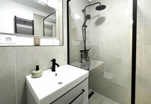 Kostenlose Toilettenartikel, Haartrockner, Handtücher, Toilettenpapier