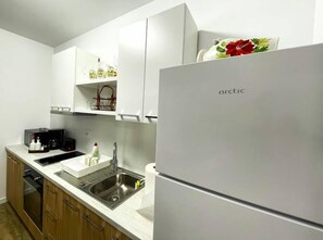 冰箱、微波炉、烤箱、炉灶