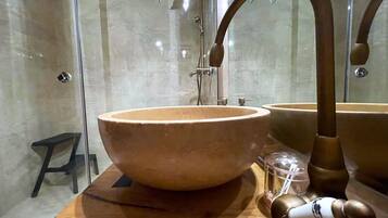 Artículos de tocador gratuitos, secador de pelo, toallas