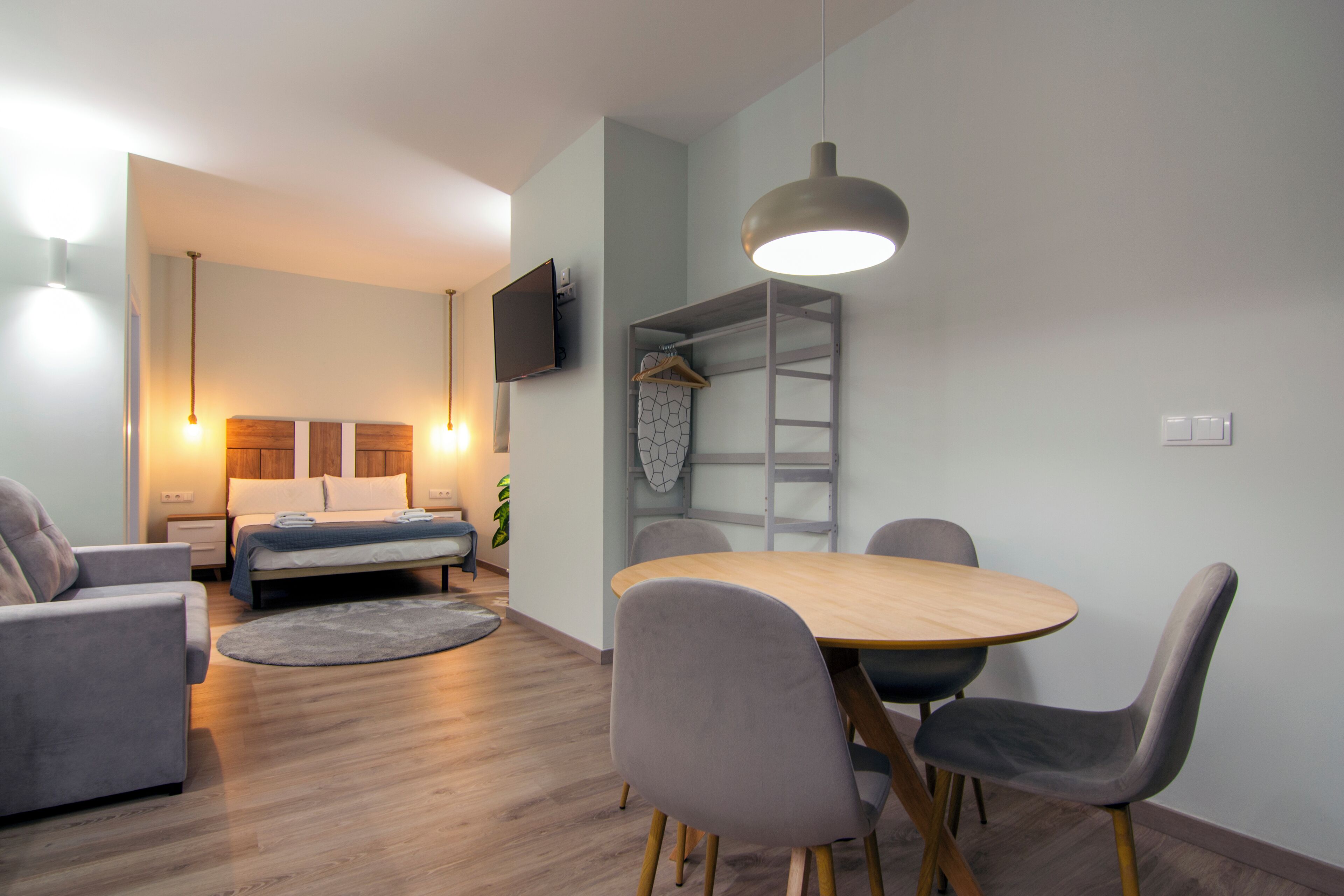 Tabla de planchar con plancha, cuna de viaje, wifi y ropa de cama 