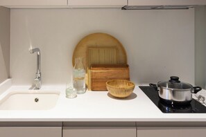 Frigorifero, microonde, piano cottura, macchina per tè/caffè