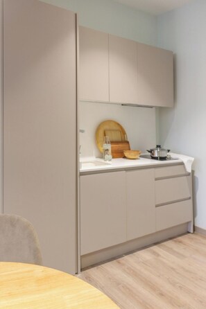 Kjøleskap, mikrobølgeovn, kokeplater og kaffetrakter/tekoker