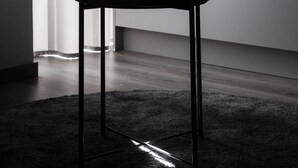 A modern kitchen with white cabinetry, a black countertop, and a black chair. - VLC HOST - Reino 4 (Valencia)