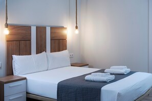 Planxa i posts de planxar, un bressol de viatge, wifi i roba de llit 