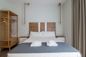 Tabla de planchar con plancha, cuna de viaje, wifi y ropa de cama 