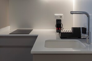 Refrigerador, microondas, parrilla de estufa y cafetera y tetera 