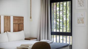 Tabla de planchar con plancha, cuna de viaje, wifi y ropa de cama