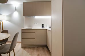 Kjøleskap, mikrobølgeovn, kokeplater og kaffetrakter/tekoker