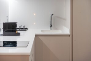 Kühlschrank, Mikrowelle, Herdplatte, Wasserkocher mit Kaffee-/Teezubehör