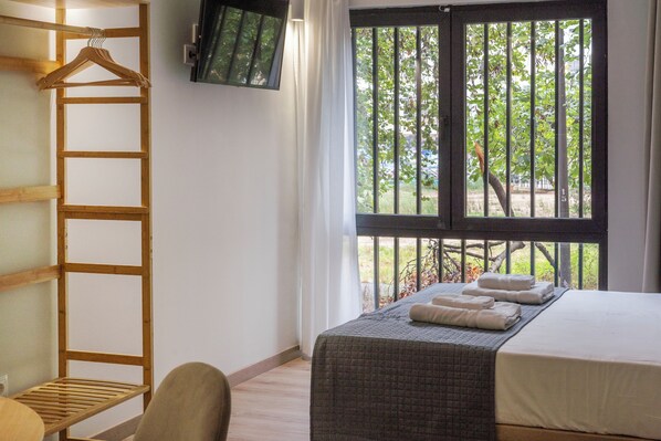 Bügeleisen/Bügelbrett, Reisekinderbett, WLAN, Bettwäsche