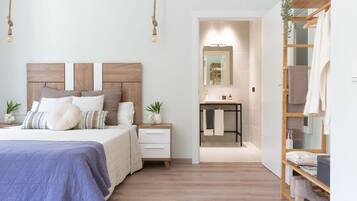 Iron/ironing board, travel crib, WiFi, bed sheets