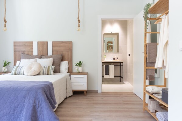 Een strijkplank/strijkijzer, reisbedje, wifi, beddengoed