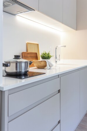 Een koelkast, een magnetron, een kookplaat