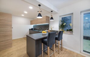 Jääkaappi, uuni, liesi, astianpesukone