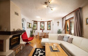 Televisión, chimenea, futbolito y tenis de mesa