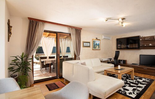Beautiful home in Pula