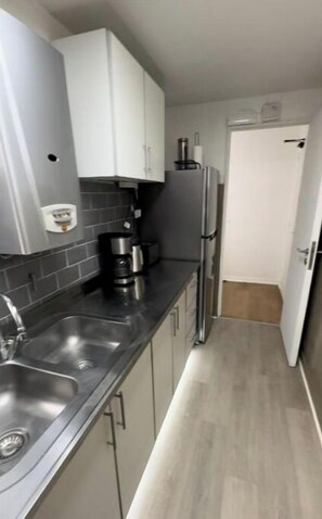 ثلاجة، ميكروويف، فرن، ماكينة لصنع القهوة/الشاي