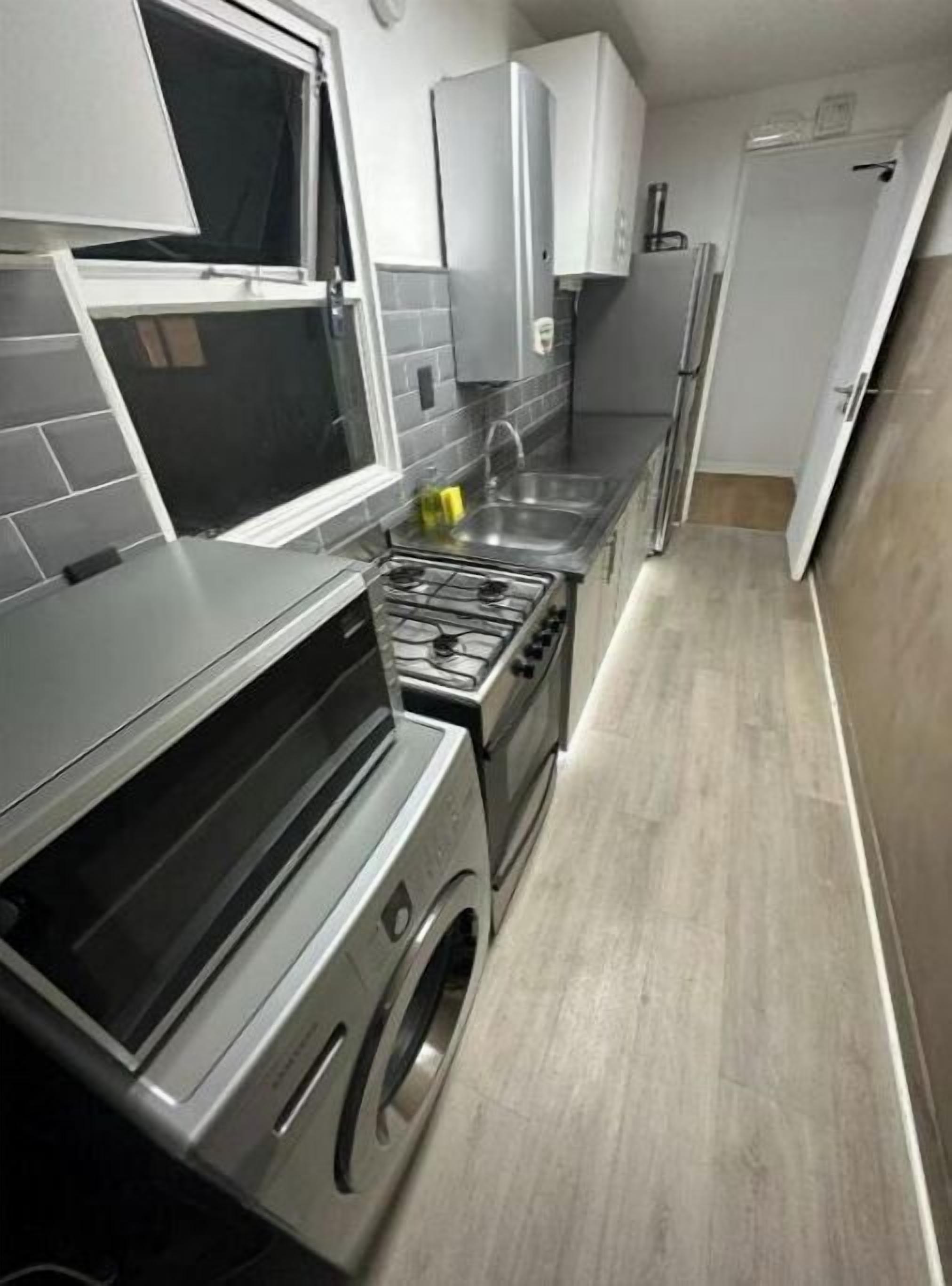 Geladeira, micro-ondas, fogão, cafeteira/chaleira