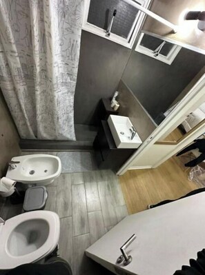Haartrockner, Handtücher, Toilettenpapier