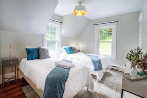 6 Schlafzimmer, Schreibtisch, Bügeleisen/Bügelbrett, Reisekinderbett
