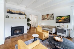 Televisión, chimenea y tenis de mesa 