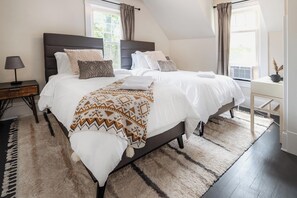 6 bedrooms, desk, iron/ironing board, travel cot