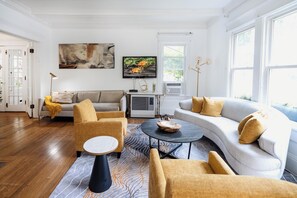 Televisión, chimenea y tenis de mesa 