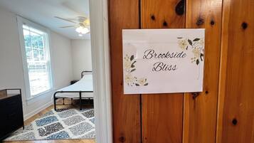 Standaard eenpersoonskamer (Brookside Bliss) | Luxe beddengoed, pillowtop-bedden, een strijkplank/strijkijzer