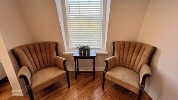 Standard Suite (The Hideaway Suite) | Premium bedding, pillowtop beds, iron/ironing board, free WiFi